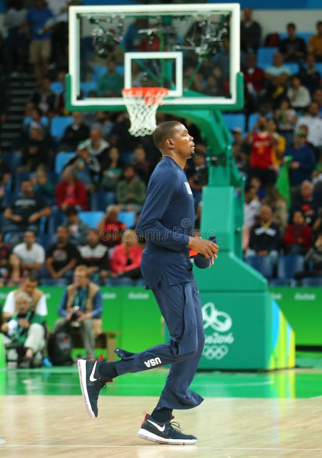 Kevin Durant av lagFörenta staterna värmer upp för basketmatch för grupp A mellan laget USA och Australien royaltyfria bilder Kevin Durant av lagFörenta staterna värmer upp för basketmatch för grupp A mellan laget USA och Australien royaltyfria bilder