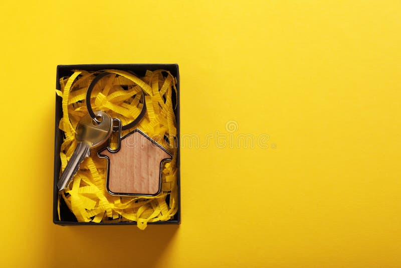 https://thumbs.dreamstime.com/b/key-trinket-shape-house-gift-box-yellow-background-top-view-space-text-housewarming-party-265294806.jpg