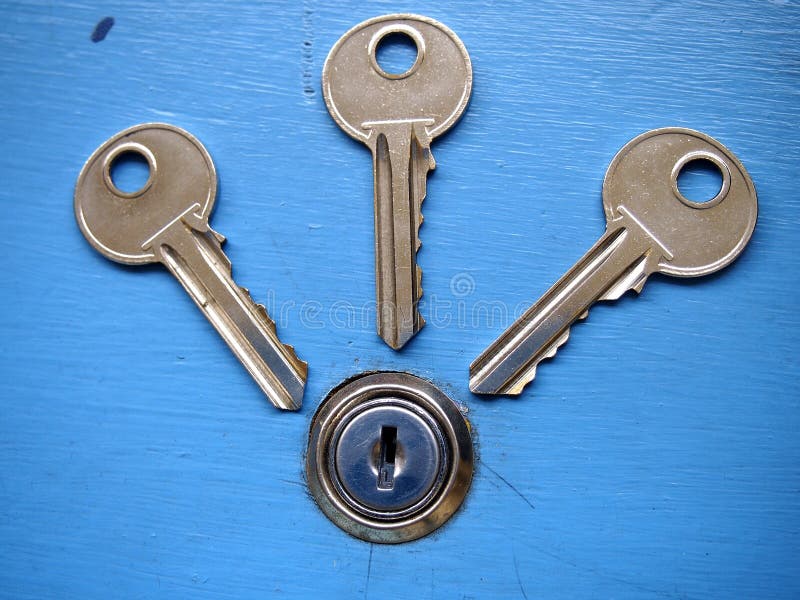 Keys and a keyhole on a blue door royalty free stock photography Keys and a keyhole on a blue door royalty free stock photography