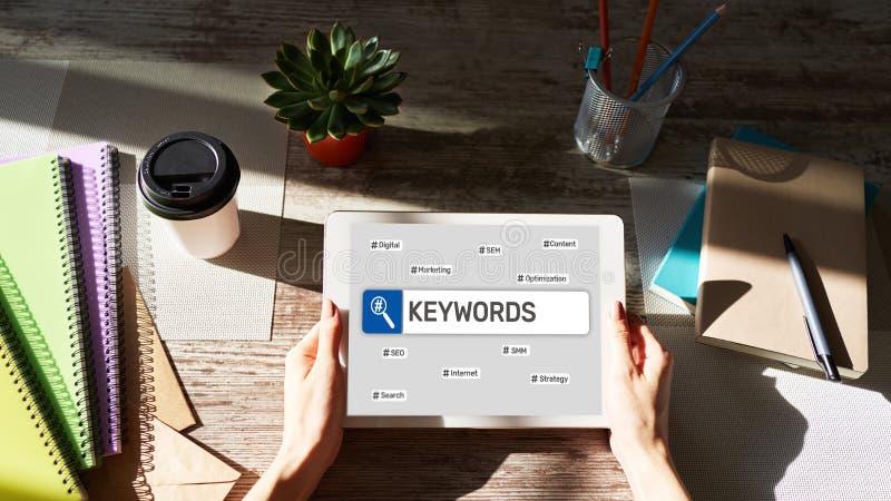 keywords SEO, optimización del Search Engine y concepto del márketing de Internet en la pantalla