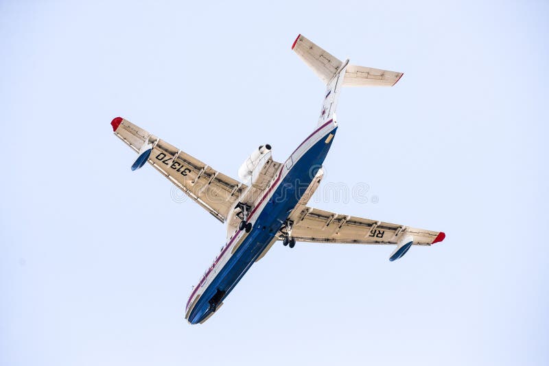 Khabarovsk, Rosja - 03 10 2017: Beriev be-200 CHS samolotu amfibia ministerstwo sytuacje awaryjne Rosja wewnątrz obrazy stock Khabarovsk, Rosja - 03 10 2017: Beriev be-200 CHS samolotu amfibia ministerstwo sytuacje awaryjne Rosja wewnątrz obrazy stock
