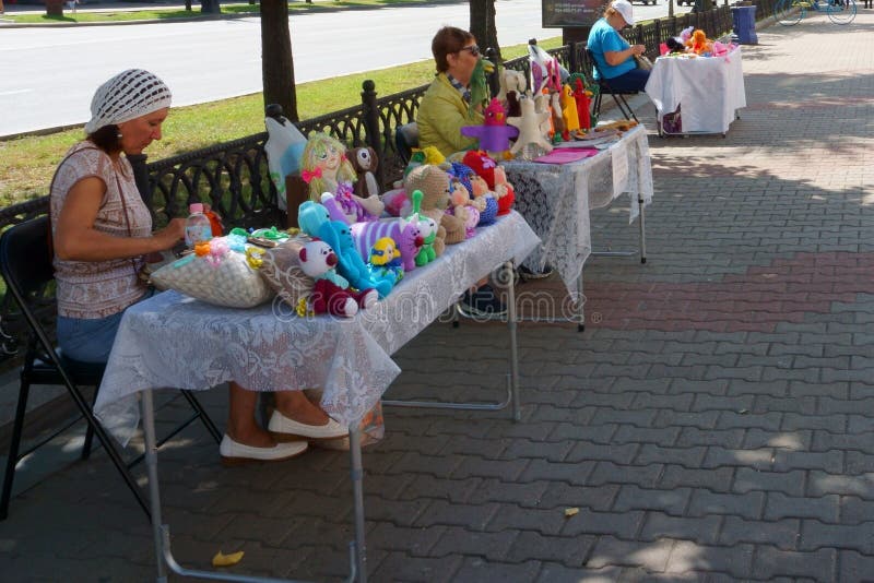 Khabarovsk/Russie - septembre 02 2018 : vendeurs de jouet de rue handmade image stock Khabarovsk/Russie - septembre 02 2018 : vendeurs de jouet de rue handmade image stock