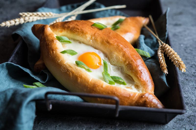 Khachapuri - queijo Georgian e pão enchido ovo imagens de stock royalty free Khachapuri - queijo Georgian e pão enchido ovo imagens de stock royalty free