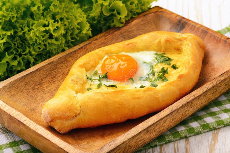 Khachapuri - tradycyjny caucasian ciasto z serem i jajkami zdjęcie royalty free Khachapuri - tradycyjny caucasian ciasto z serem i jajkami zdjęcie royalty free