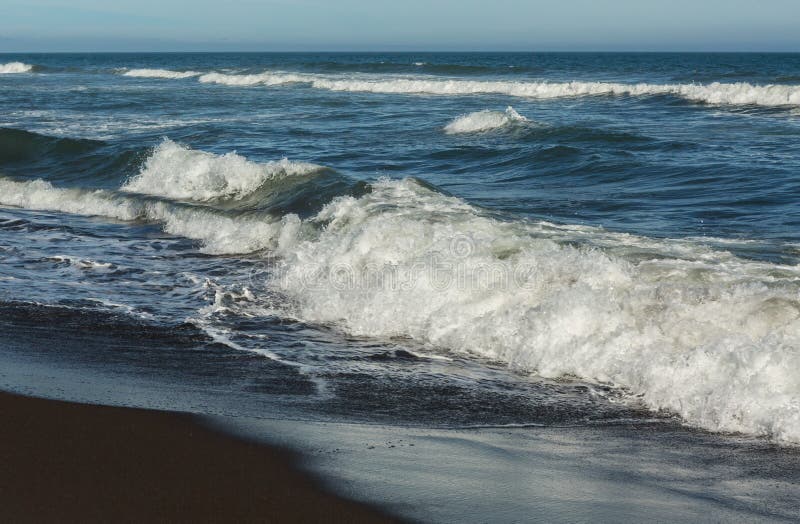 Khalaktyrsky strand med svart sand Stilla havet tvättar den Kamchatka halvön royaltyfri foto Khalaktyrsky strand med svart sand Stilla havet tvättar den Kamchatka halvön royaltyfri foto