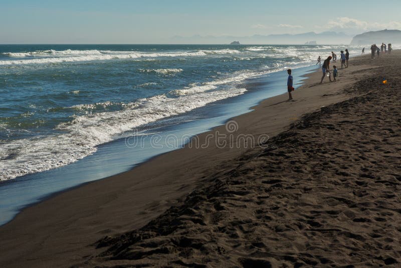 Khalaktyrsky strand med svart sand Stilla havet tvättar den Kamchatka halvön royaltyfri bild Khalaktyrsky strand med svart sand Stilla havet tvättar den Kamchatka halvön royaltyfri bild