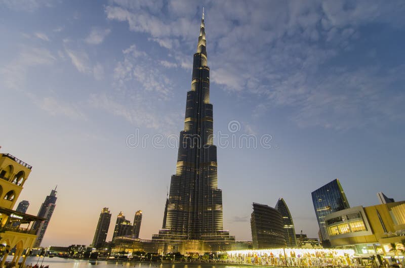 Burj Khalifa à noite foto de stock