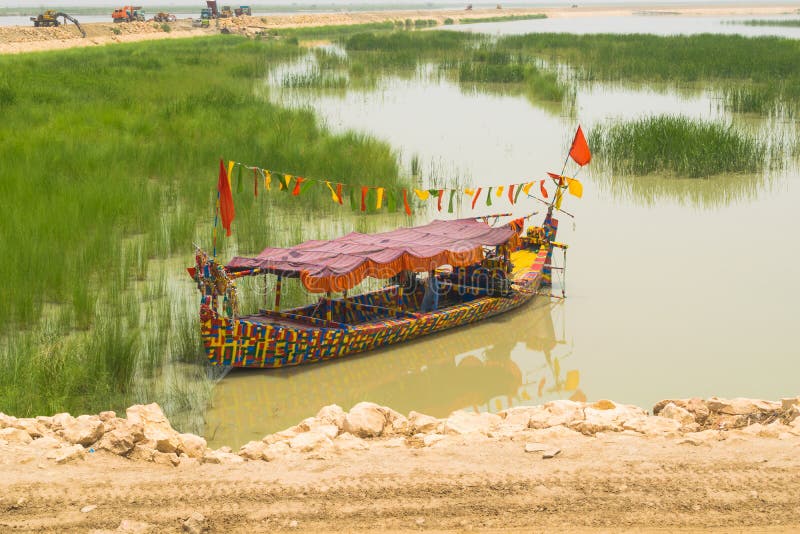 Khan Rahim yar, Punjab, 23,2019 Pakistan-Juni: een lange boot in rivierindus Pakistan royalty-vrije stock afbeeldingen Khan Rahim yar, Punjab, 23,2019 Pakistan-Juni: een lange boot in rivierindus Pakistan royalty-vrije stock afbeeldingen