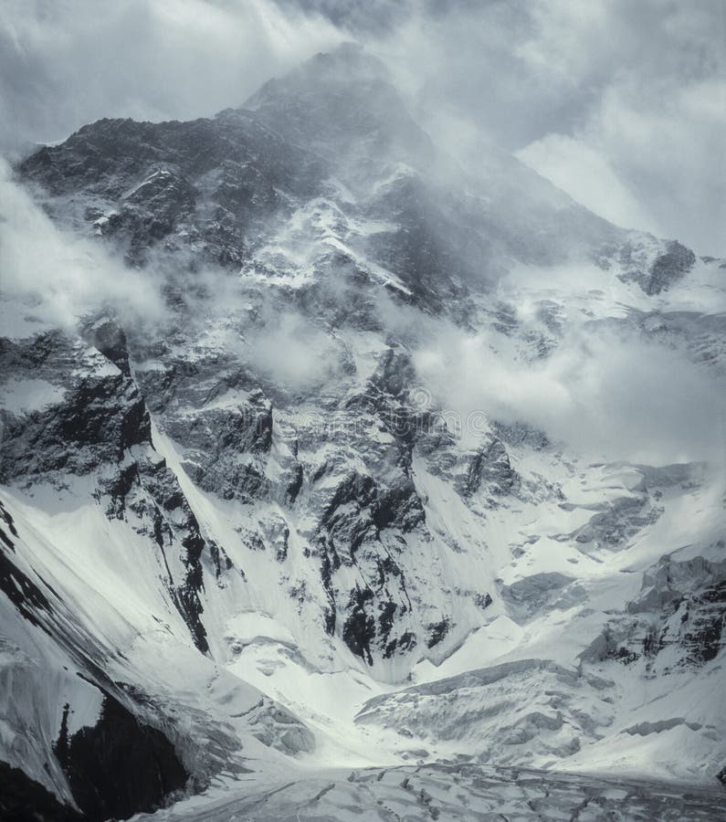 Posada oriental glaciar en tormenta.