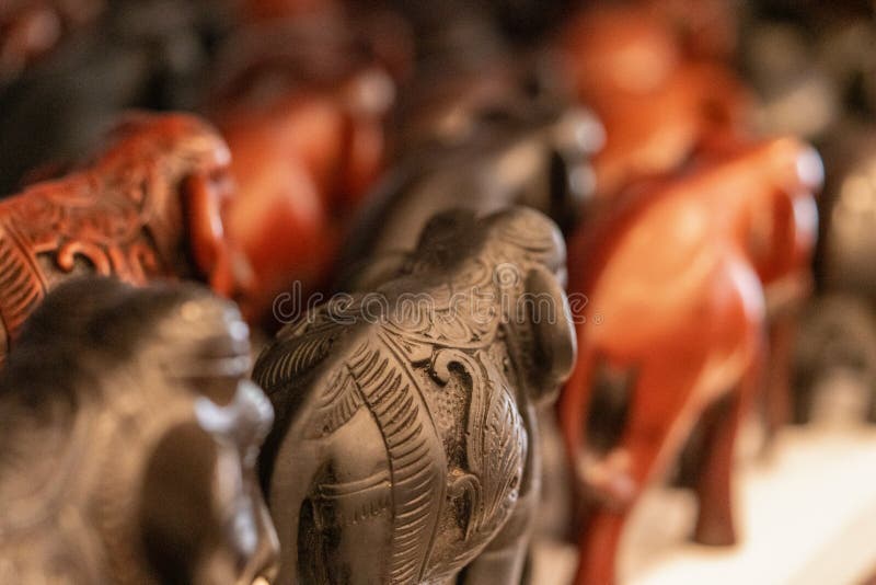 Khao Lak, Tailândia, 25 de junho de 2019: um bando de elefantes vai aos brinquedos de água. Souvenirs está nas prateleiras de um foto de stock Khao Lak, Tailândia, 25 de junho de 2019: um bando de elefantes vai aos brinquedos de água. Souvenirs está nas prateleiras de um foto de stock