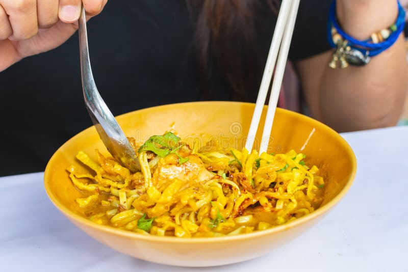 Khao Soi, Noordelijke Met kerrie gekruide de Noedelsoep van Thailand Stijl ramen, cl stock fotografie Khao Soi, Noordelijke Met kerrie gekruide de Noedelsoep van Thailand Stijl ramen, cl stock fotografie
