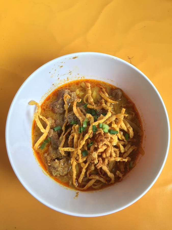Khao Soi, tallarines de Chiang Mai, sopa de fideos al curry, comida tailandesa del norte fotografía de archivo libre de regalías Khao Soi, tallarines de Chiang Mai, sopa de fideos al curry, comida tailandesa del norte fotografía de archivo libre de regalías
