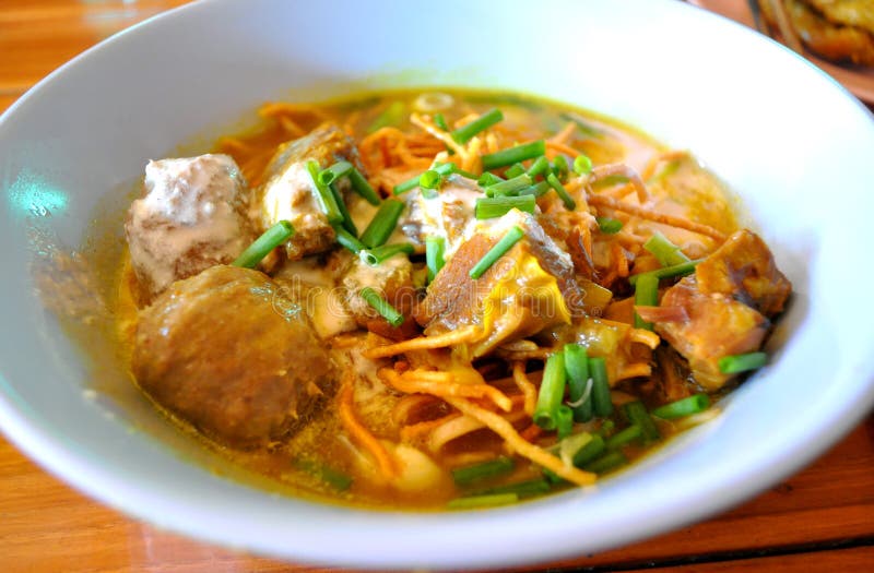Khao Soi - тайская лапша стиля с супом карри свинины стоковая фотография rf Khao Soi - тайская лапша стиля с супом карри свинины стоковая фотография rf