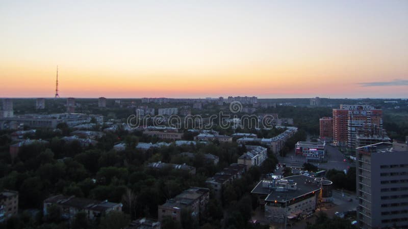 Kharkiv Stadt von oben bei Sonnenaufgang Timelapse. ukrainisch.