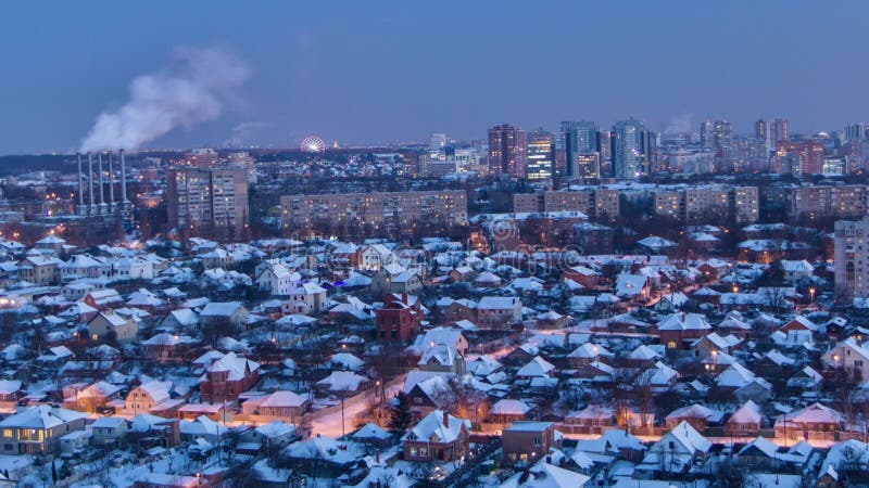 Kharkiv Stadt von über Tag bis Nacht Zeitspanne im Winter. ukrainisch.
