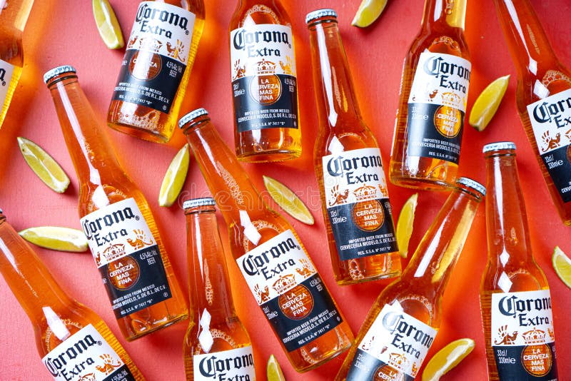 Kharkiv ucrania 17 de abril de 2021 : botellas de cerveza corona y cortes de cal. imagen de archivo