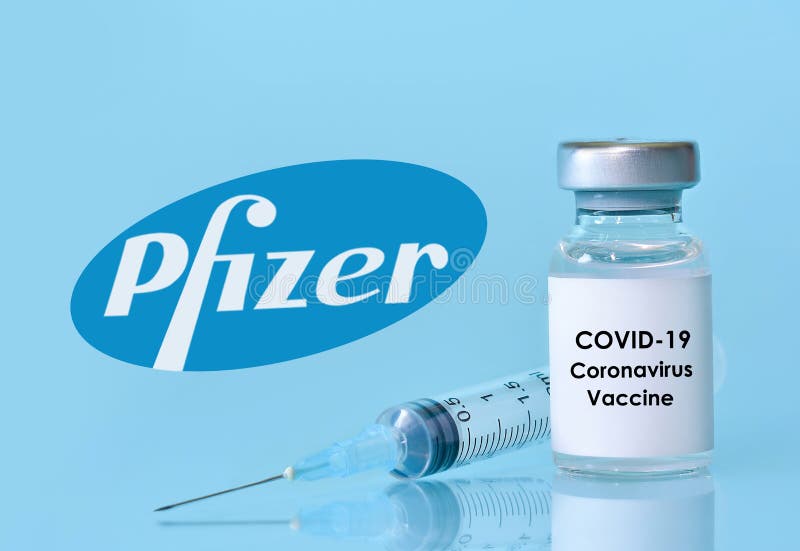 Kharkiv. ucrania. 9 de enero de 2021. vial de vacuna contra el coronavirus de jeringa desarrollado en colaboración con pfizer y biontech contra un espacio de fondo azul para banner de texto