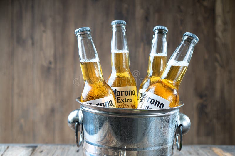 Kharkiv ucrania 30 de junio de 2020 : editorial ilustrativo de botellas de cerveza de corona encerradas en el balde de hielo foto de archivo libre de regalías