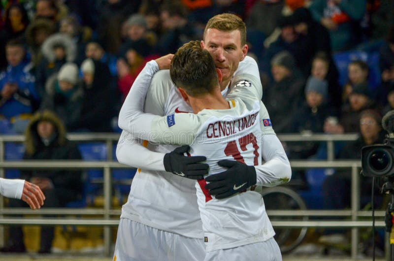 KHARKIV, UKRAINE - 21 FÉVRIER 2018 : COMME joueurs et Cengiz de Roma photos stock KHARKIV, UKRAINE - 21 FÉVRIER 2018 : COMME joueurs et Cengiz de Roma photos stock