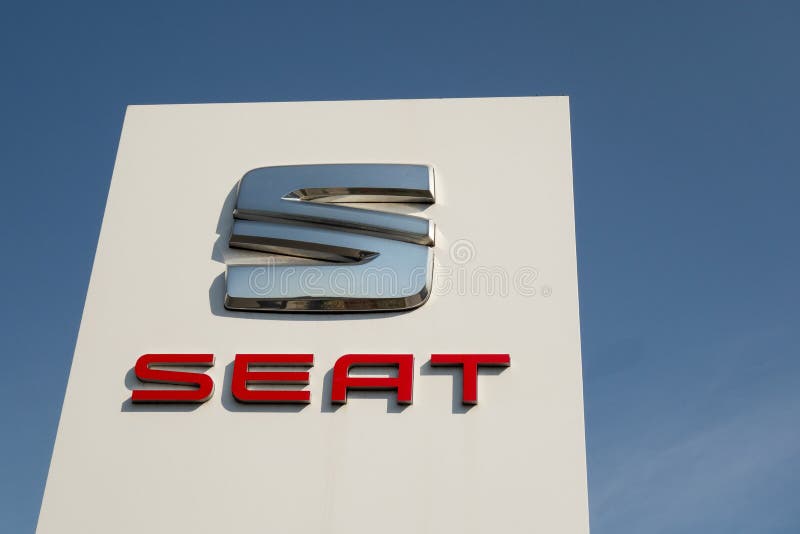 Kharkiv, Ukraine, juillet 2019 logo de SEAT se connectent le commerce de concessionnaire automobile et le centre de service photographie stock libre de droits Kharkiv, Ukraine, juillet 2019 logo de SEAT se connectent le commerce de concessionnaire automobile et le centre de service photographie stock libre de droits