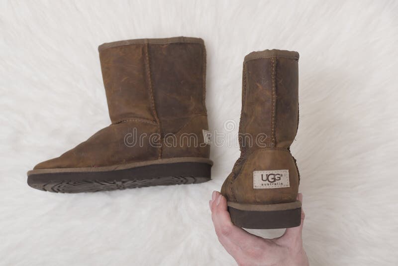 KHARKOV, DE OEKRAÏNE 07 NOVEMBER 2018: De winter bruine laarzen UGG in F stock foto KHARKOV, DE OEKRAÏNE 07 NOVEMBER 2018: De winter bruine laarzen UGG in F stock foto