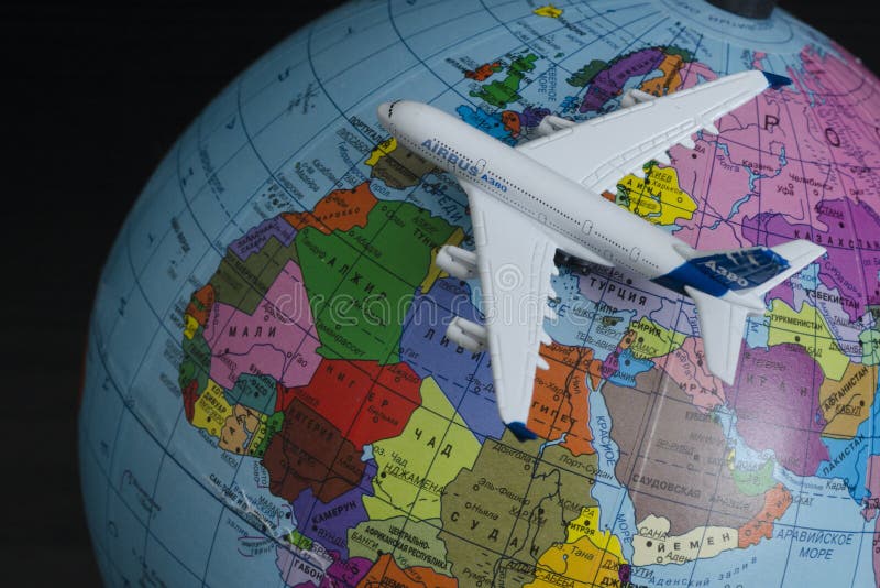KHARKOV, UCRÂNIA 13 DE ABRIL DE 2018: Avião no globo Curso c foto de stock KHARKOV, UCRÂNIA 13 DE ABRIL DE 2018: Avião no globo Curso c foto de stock