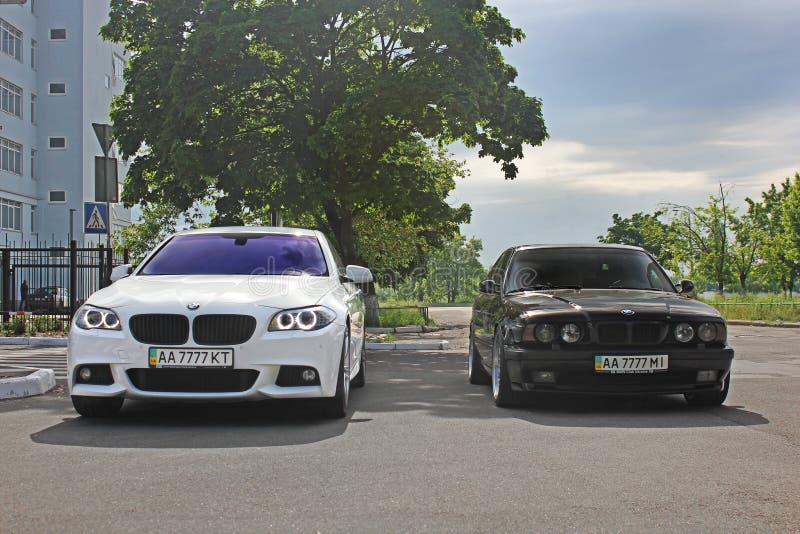Kharkov, Ucraina Settembre 2017; BMW combinato Due BMW M5 - in bianco e nero BMW M5 F10 e M5 E34 nella città fotografia stock libera da diritti Kharkov, Ucraina Settembre 2017; BMW combinato Due BMW M5 - in bianco e nero BMW M5 F10 e M5 E34 nella città fotografia stock libera da diritti