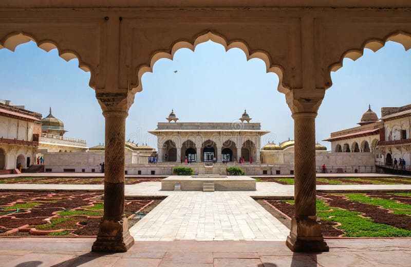 Khas Mahal e giardino di affronto, fortificazione di Agra, Agra, India fotografia stock Khas Mahal e giardino di affronto, fortificazione di Agra, Agra, India fotografia stock