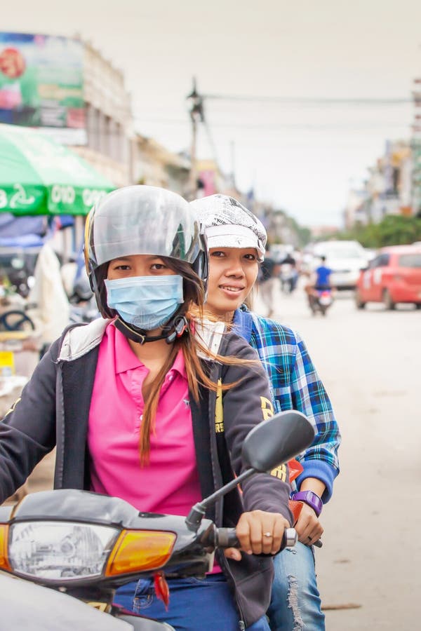 Khmer mensen die motorfietsen berijden op de straat in de Stad van Phnom Penh, Kambodja stock afbeelding Khmer mensen die motorfietsen berijden op de straat in de Stad van Phnom Penh, Kambodja stock afbeelding
