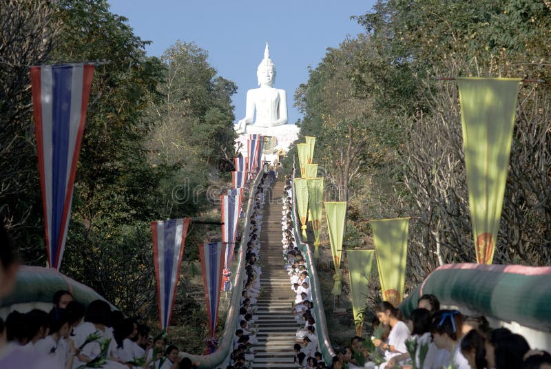  , thajsko 28 je z buddhismus dát jídlo nabídky na buddhistické mnich v konec z buddhistické půst na 28, 2015 v okres,, thajsko.