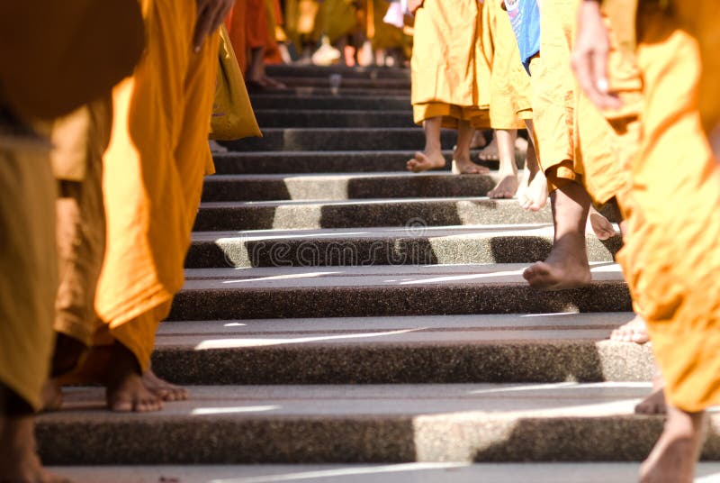  , thajsko 28 je z buddhismus dát jídlo nabídky na buddhistické mnich v konec z buddhistické půst na 28, 2015 v okres,, thajsko.