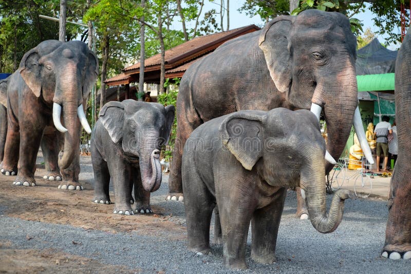 Khonkaen Thailand - April 2, 2017: Elefantstaty på andeH arkivbild Khonkaen Thailand - April 2, 2017: Elefantstaty på andeH arkivbild
