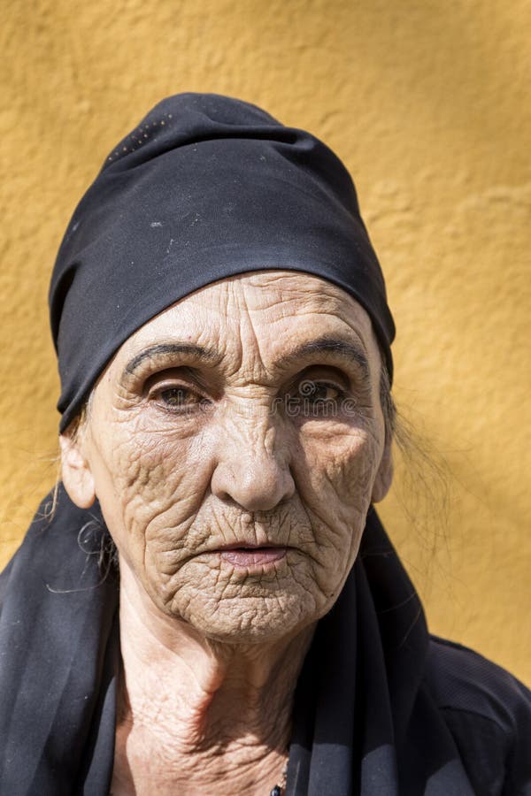 Khorog, Tajiquistão 25 de agosto de 2018: Mulher tajique idosa bonita com lenço e enrugamentos faciais profundos em Khorog, Tajiq fotos de stock Khorog, Tajiquistão 25 de agosto de 2018: Mulher tajique idosa bonita com lenço e enrugamentos faciais profundos em Khorog, Tajiq fotos de stock