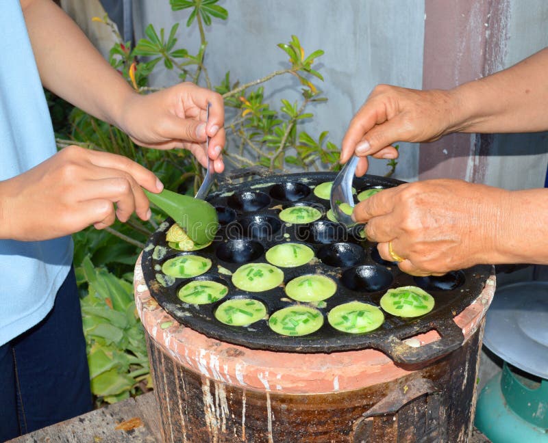 Khrok di Khanom o pancake tailandese dei dolciumi immagine stock Khrok di Khanom o pancake tailandese dei dolciumi immagine stock