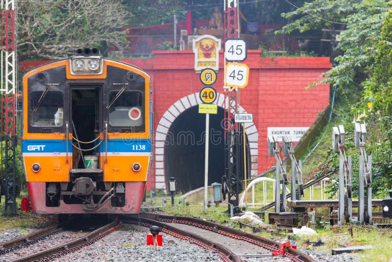 Khun Tan Tunne - järnvägsstationen är en järnvägsstation Lampang Thailand arkivbild Khun Tan Tunne - järnvägsstationen är en järnvägsstation Lampang Thailand arkivbild
