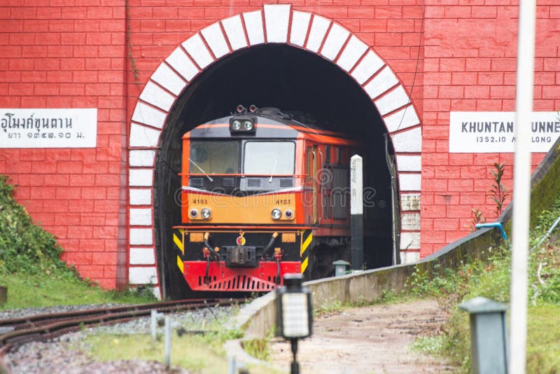 Khun Tan Tunne - Lampang Thailand - Oktober 14, 2018: - Den Khun solbrännajärnvägsstationen är en järnvägsstation royaltyfri bild Khun Tan Tunne - Lampang Thailand - Oktober 14, 2018: - Den Khun solbrännajärnvägsstationen är en järnvägsstation royaltyfri bild