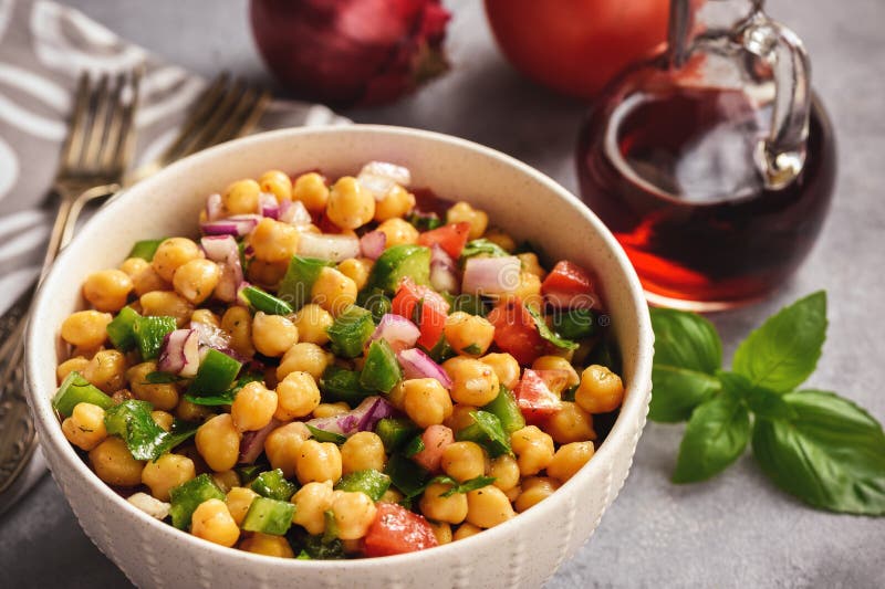 Kichererbsensalat Mit Karotte Und Roter Zwiebel Stockfoto - Bild von ...