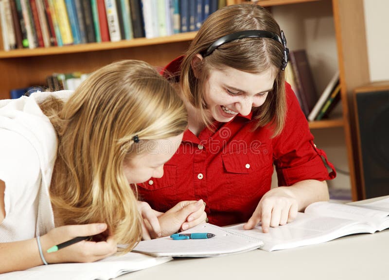 Kichernde Schule-Mädchen lizenzfreie stockfotos Kichernde Schule-Mädchen lizenzfreie stockfotos