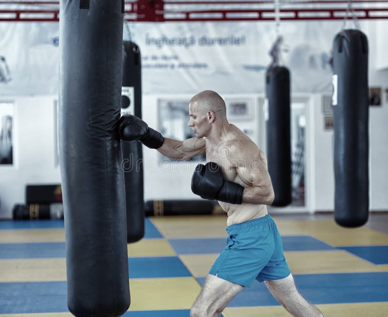 Kickbox kämpeutbildning med stansmaskinpåsen royaltyfria foton Kickbox kämpeutbildning med stansmaskinpåsen royaltyfria foton