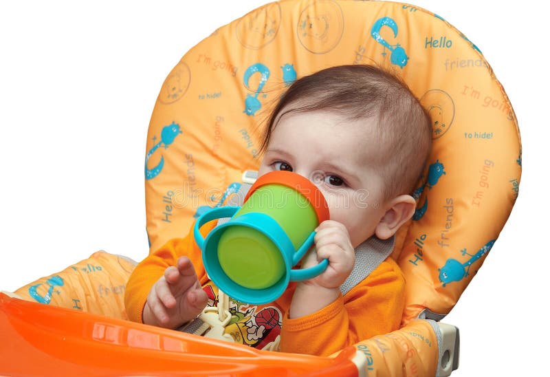 Kid drinks juice from the drinking bowl