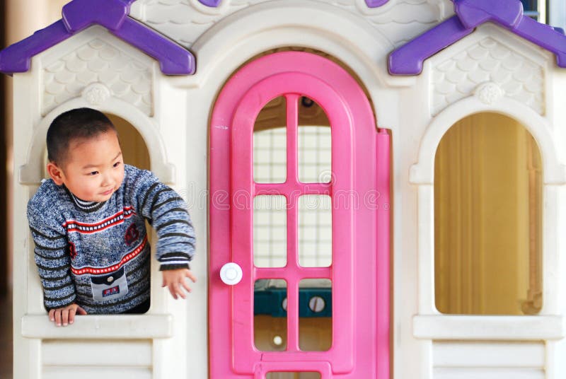 A kid inside a doll house