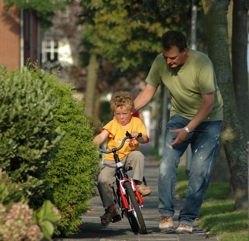 Bild von einem Vater lernen, seinen Jungen Sohn (4) wie Fahrrad fahren im Sommer.