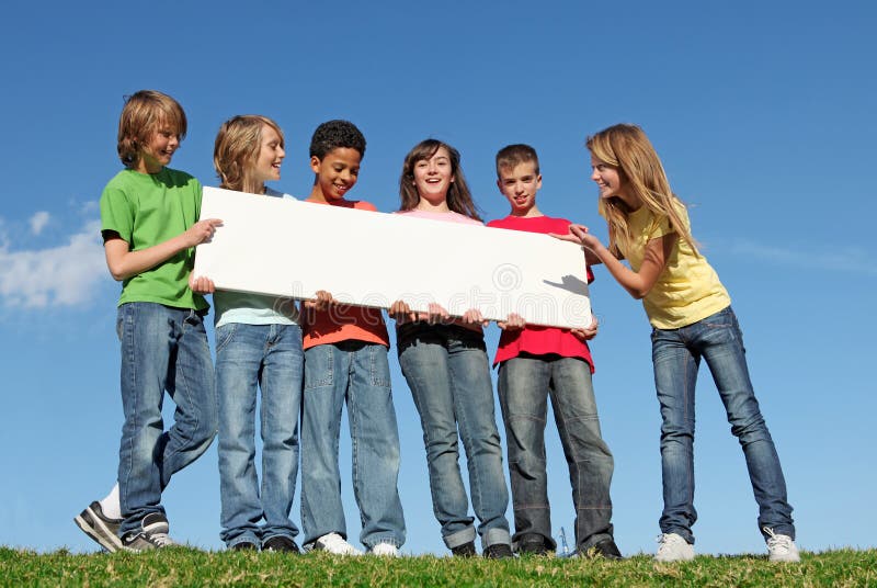 Gruppe von happy kids, Kinder, Jugend mit leeren Zeichen oder ein poster.