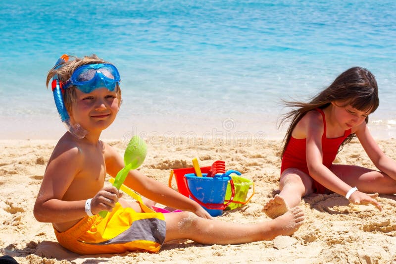 Due bambini che giocano insieme sulla spiaggia.