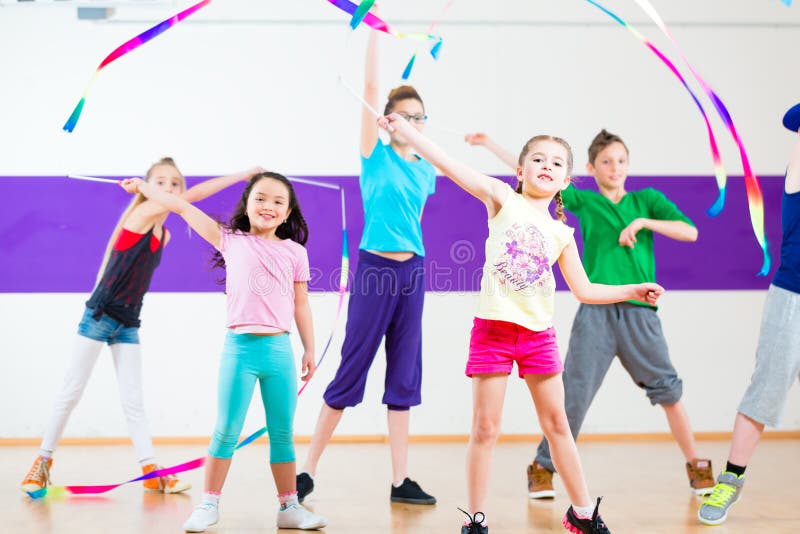 Kids in dancing class traninng with scarfs royalty free stock photography Kids in dancing class traninng with scarfs royalty free stock photography