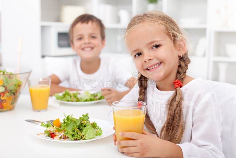 Bambini di mangiare un pasto sano in cucina.