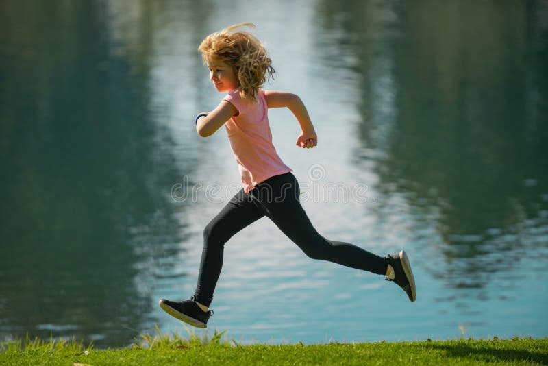 Мальчик бежит. Спокойный бег у детей. Девчонки и мальчишки бегут на озеро. Ребенок бежит по воде.