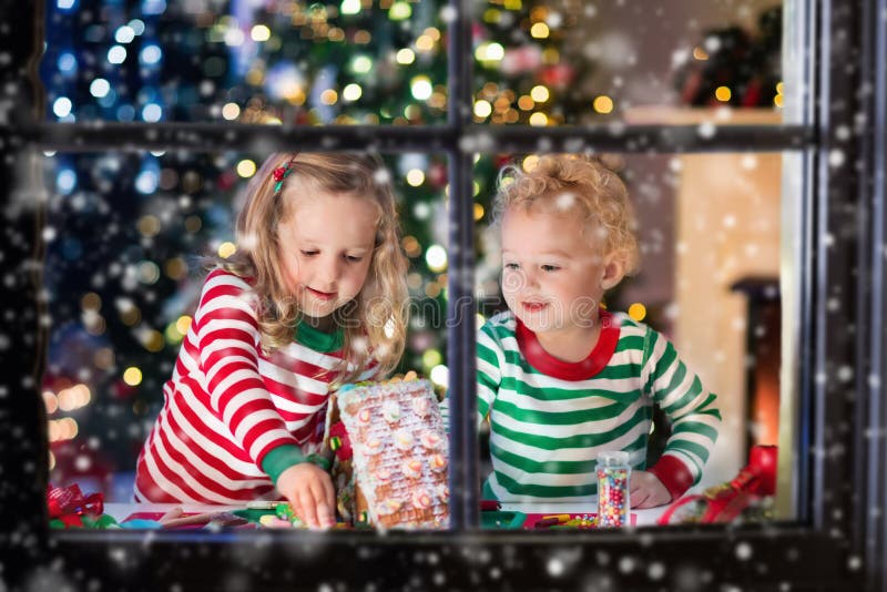 Kids making Christmas ginger bread house royalty free stock photos Kids making Christmas ginger bread house royalty free stock photos