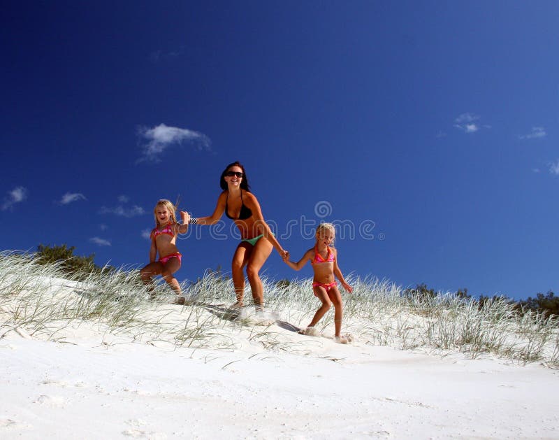 Bambini che giocano in spiaggia.