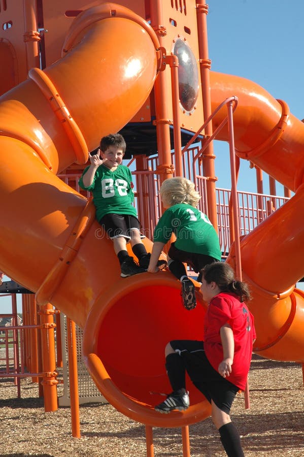 Dopo il calcio e la pratica di calcio, la corsa per bambini al parco giochi per ottenere qualche divertimento reale.